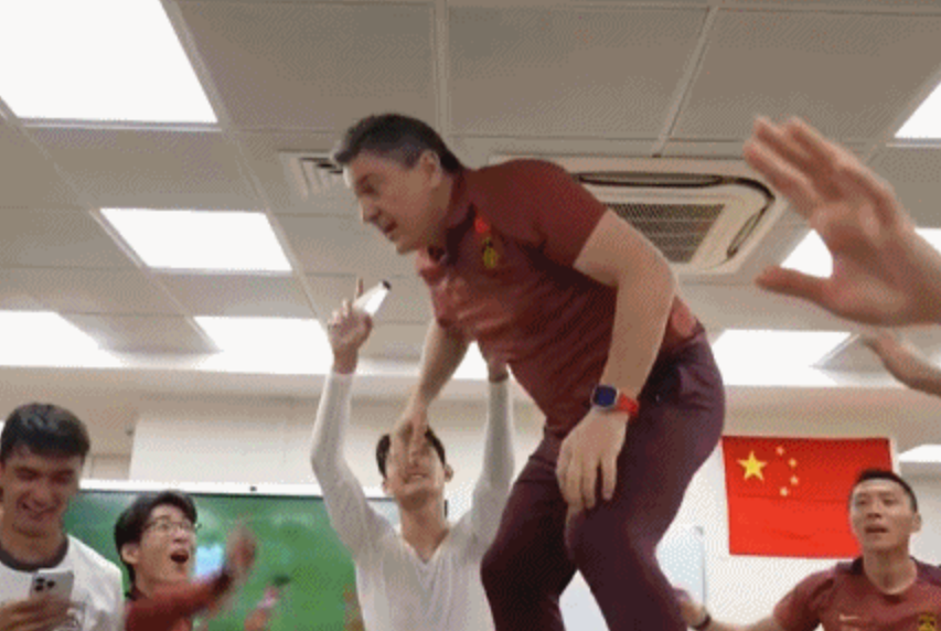 开云数字工具-球员起哄！安东尼奥罕见失控，站桌上跳旋转舞，球迷：想起陈戌源